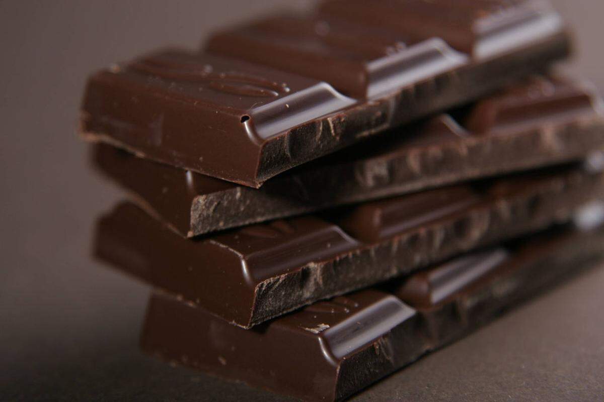 Die wohl beste Nachricht: Auch dunkle, 70-prozentige Schokolade wirkt - in Maßen gegessen - schönheitsfördernd. Die in ihr enthaltene Flavonoide wirken gegen freie Radikale und schützen die Haut gegen UV-Strahlen, Rötungen und Pigmentflecken. Außerdem schüttet der Verzehr von Schokolade Endorphine  aus: Man fühlt sich gut - und strahlt deshalb vielleicht mehr.