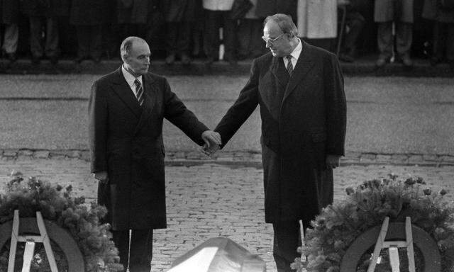 Ein großer Versöhnungstag: Fran¸cois Mitterrand und Helmut Kohl mit ihrer berührenden Geste auf dem Friedhof von Verdun am 22. September 1984.
