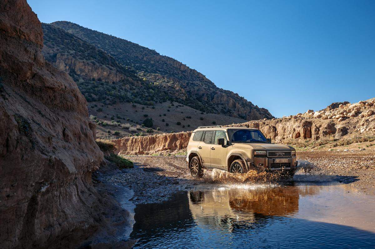 Der Name ist seit 1953 Programm: über und stellenweise unter Land ist Toyotas robuster Offroader weltweit unterwegs. 