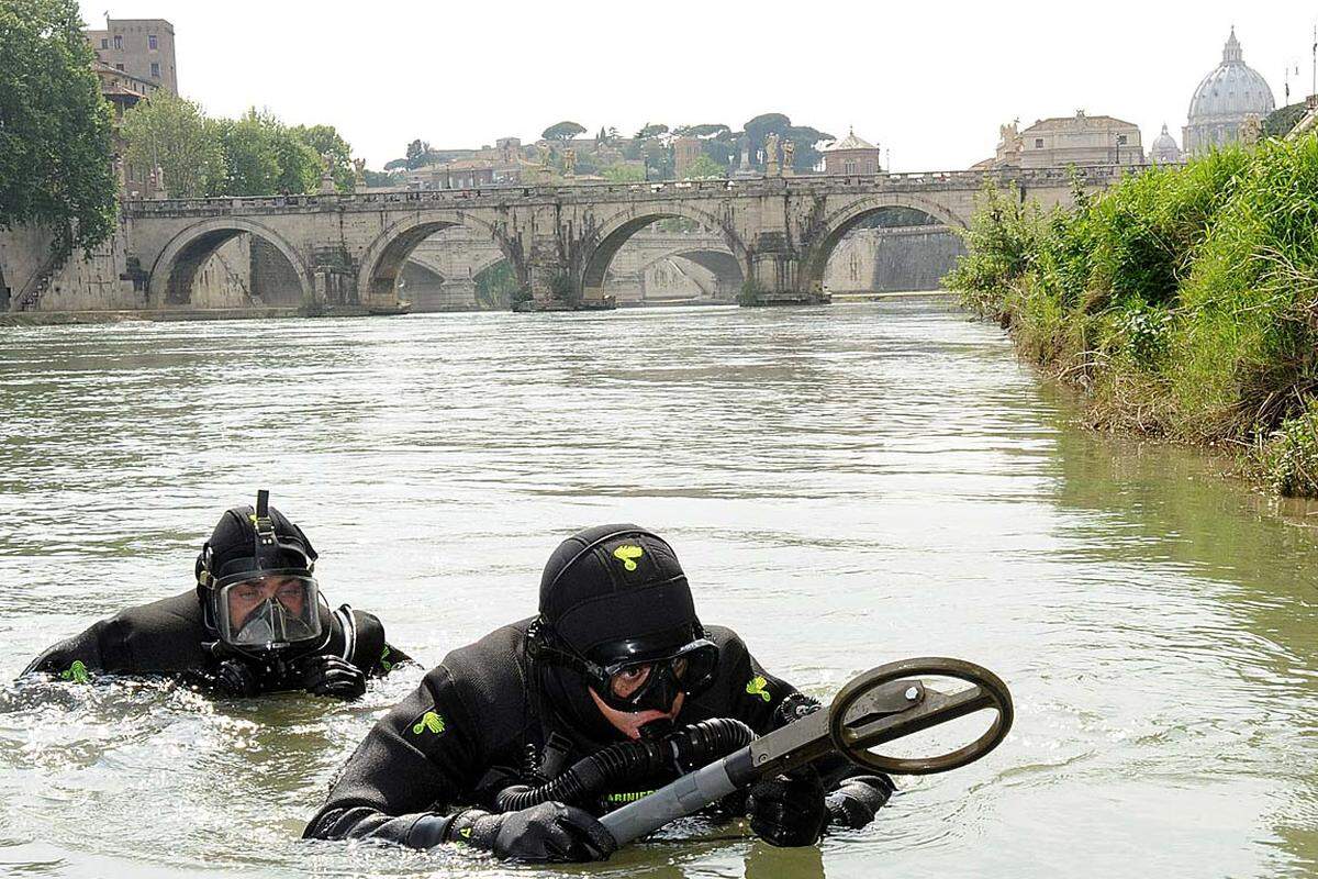 Spezialeinheiten der Polizei und der Armee durchsuchten alle Winkel (etwa auch unter den Tiber-Brücken) nach möglichen Sprengfallen.
