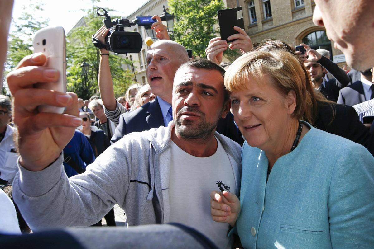 Es sind jene Tage, in denen Angela Merkel zu "Mutti Merkel" mutiert. Angela Merkel, hier bei einem Besuch in einem Flüchtlingsaufnahmezentrum in Berlin, sorgt mit ihrem Credo "Wir schaffen das" für innenpolitische und europäische Irritationen.