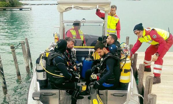 Archivbild: Die Wasserrettung bei dem Einsatz nach dem Unfall