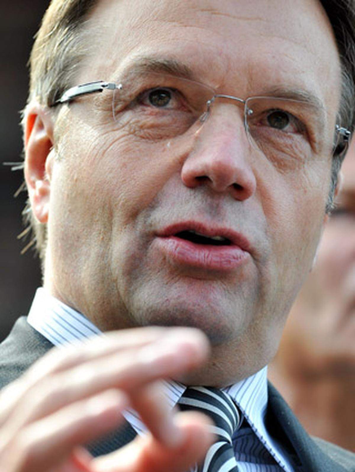 Auch Ex-Innenminister Günther Platter (ÖVP) ist nominiert. In seiner knapp 1,5-jährigen Amtszeit ab Jänner 2007 als Innenminister ist Österreich im Datenschutz-Ranking der Menschenrechtsorganisation "Privacy International" von "adäquat geschützt" auf "systematischer Datenschutzversager" abgestürzt.