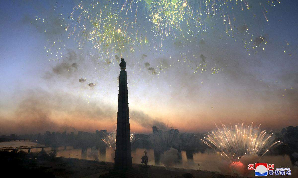 Machthaber Kim Jong-un erklärte, der Test habe seinem Land geholfen, das Ziel einer Atommacht zu erreichen. Abgeschlossen wurden die Feiern mit einem Feuerwerk.