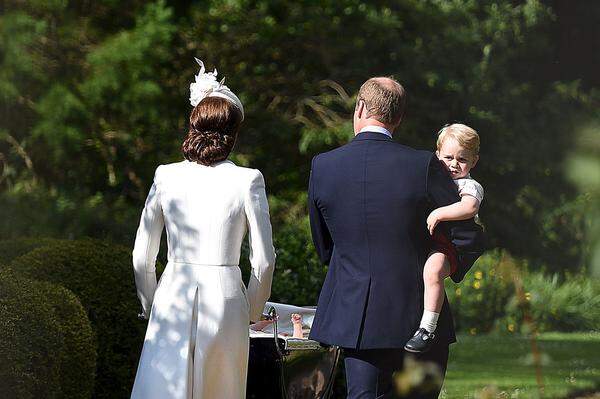 Prinz George wird geboren, der erste Sohn von William und Kate. Damit ist die Thronfolge für eine weitere Generation geregelt und gesichert.