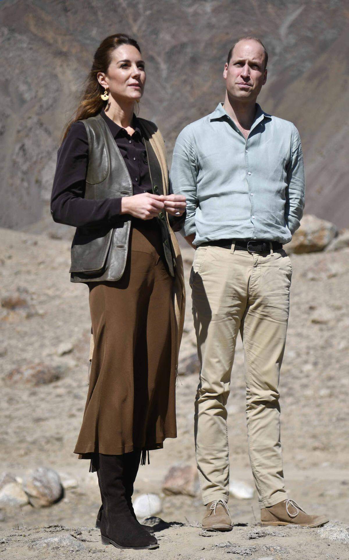 Dieses Outfit stach während der royalen Pakistanreise heraus. Mit einer Lederweste, Fransenstiefel und einem Midirock erkundete Catherine den Norden des Landes.