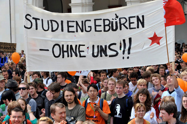Der Albtraum jedes deutschen Abiturienten, der Numerus Clausus, lenkt in Deutschland die Studierendenströme. In überlaufenen Fächern wird nach dem Abi-Notenschnitt selektiert. In mehreren Bundesländern, etwa in Bayern, Baden-Württemberg, Hamburg und Niedersachsen gibt es Studiengebühren. Am höchsten sind sie in Hamburg mit bis zu 800 Euro pro Semester.