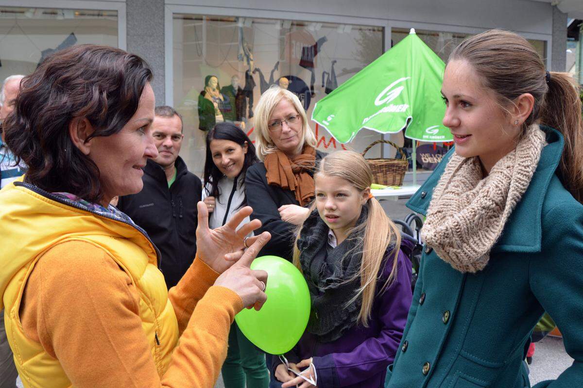 Eine Schülerin will für ein Unterrichtsprojekt von Glawischnig wissen, was sie ihrer Klasse ausrichten würde. Die grüne Botschaft: "Nicht alles glauben, was in den Medien steht; auch hinterfragen, was die Parteien sagen; ich kann mich auf das verlassen, was ich im Herzen trage - und ihr könnt das auch."