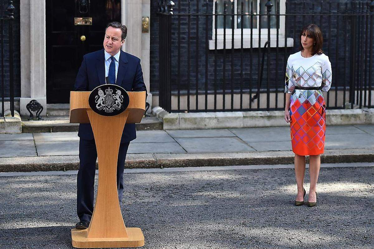 Er tritt zurück. Für den britischen Premierminister David Cameron ist die Katastrophe eingetroffen, die Briten stimmten mehrheitlich für den Austritt aus der EU. Er habe mit aller Kraft für einen Verbleib Großbritanniens in der EU gekämpft. Es brauche frische Führungskräfte. Großbritannien könne auch außerhalb der EU überleben. Er werde alles tun, um dabei zu helfen. Daher wird Cameron bis zum Parteitag noch einige Monate im Amt bleiben, um beim Übergang Großbritanniens mitzuhelfen, so das erste Statement des Premierminister Freitagvormittag.