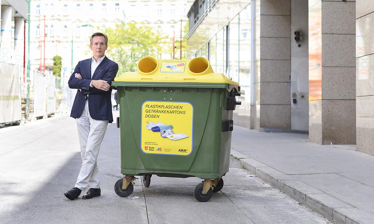 Recycling-Vorstand Christoph Scharff mit der neu konzipierten Tonne.