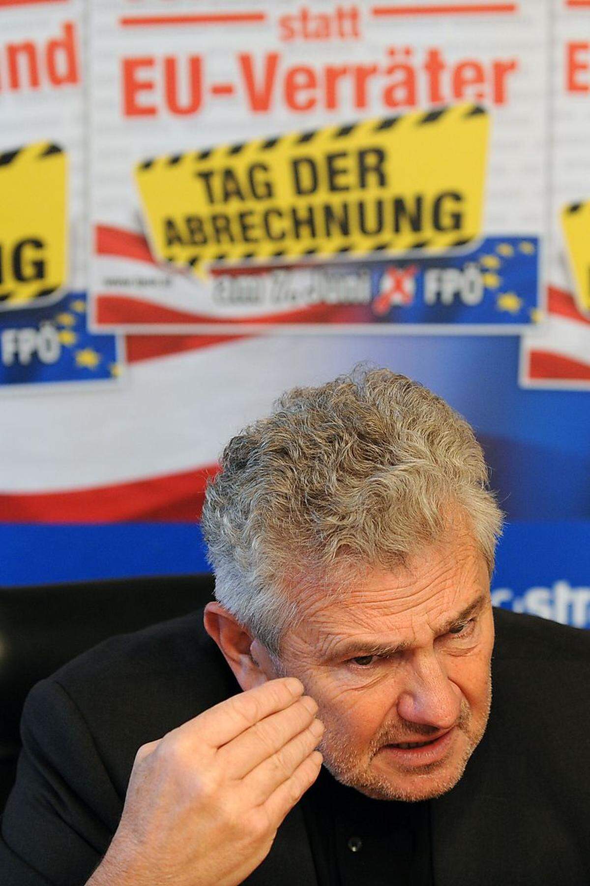 Ebenfalls 2014 nannte der geschäftsführende Parteichef von Niederösterreichs FPÖ Christian Höbart Asylwerber „Erd- und Höhlenmenschen“. In einer Aussage des Abgeordneten Gerhard Deimek fand sich die Zahl „88" – was in Neonazi-Kreisen als Chiffre für „Heil Hitler" verwendet wird. Deimek erklärte, damit nichts zu tun zu haben, die FPÖ ortete einen „bedauerlichen Fehler". Die größten Wellen aber schlug wohl Andreas Mölzer (Bild). Er wurde als FPÖ-Spitzenkandidat für die EU-Wahl abgesetzt, nachdem er erklärt hatte, dass im Vergleich mit der EU „das Dritte Reich wahrscheinlich formlos und liberal" gewesen sei. Weiters müsste sich die EU fragen, ob sie ein „Negerkonglomerat" sei, beherrscht von einer „Bande von Lobbyisten".
