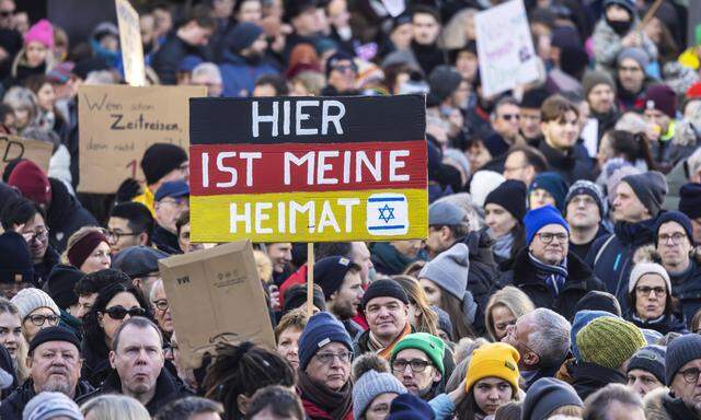 Das Treffen hat mehrere Großdemonstrationen gegen Rechtsextremismus in deutschen Städten ausgelöst.