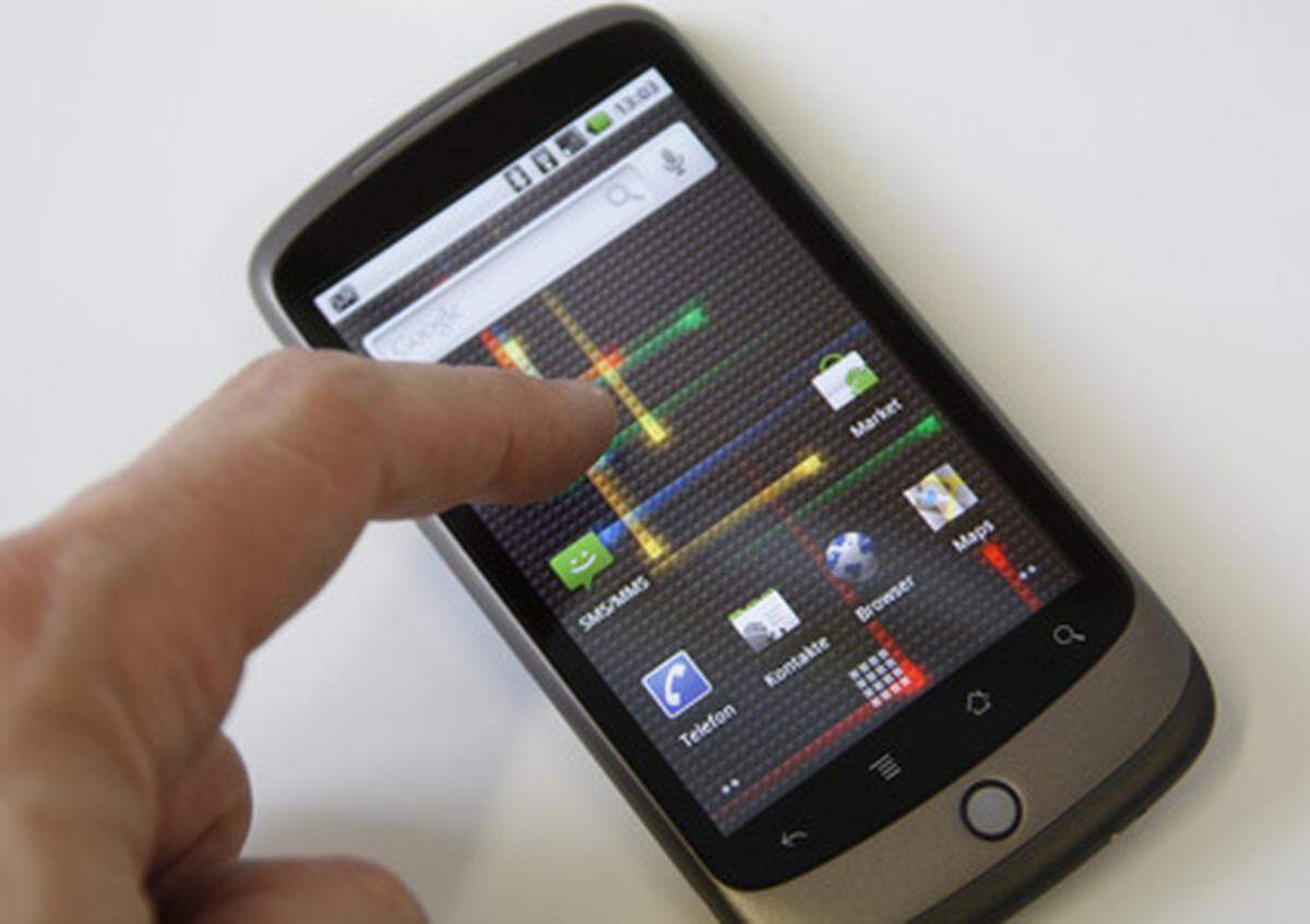 Googles einziges eigenes Handy "Nexus One" ist vermutlich der iPhone-Gegner schlechthin. Die Hardware stammt von HTC und die Software von Google (Android), was ein großes Logo auf der Rückseite unmissverständlich klar macht. Die Bildschirmhintergründe sind teilweise animiert und regieren auf Fingereingaben etwa mit bunten Leuchteffekten.