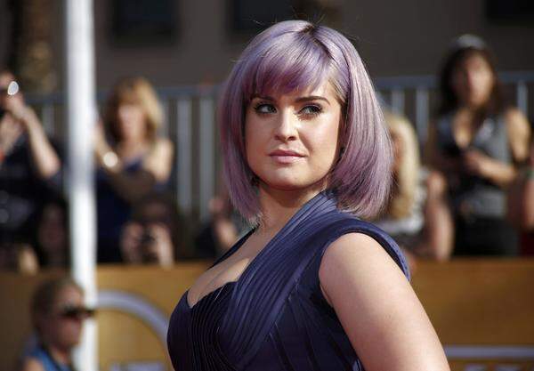 "Worte scheinen unzureichend um die Traurigkeit auszudrücken, die ich fühlte, als ich vom Tod von Peaches gehört habe. Wir sind hier um dich zu unterstützen, bleib stark meine kleine Pepsi", twitterte Kelly Osbourne.