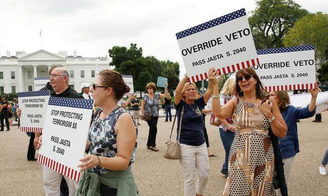 Protesters and family members of 9/11 victims protest in front of the White House regarding President Barack Obama´s threatened veto of the Justice Against Sponsors of Terrorism Act (JASTA) in Washington