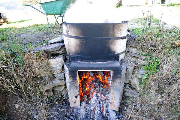 Dazu wird es ein paar Minuten in einem alten Kupferkessel, ein Erbstück aus seiner Familie, gekocht.