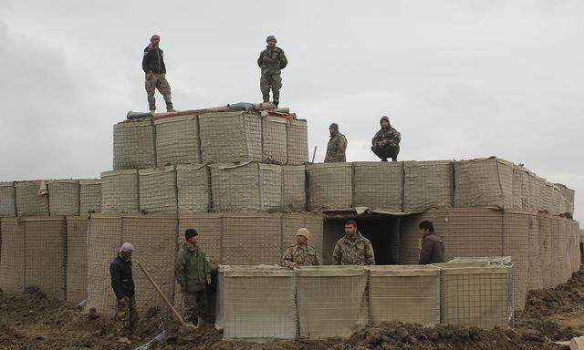 Afghanische Soldaten an einem Checkpoint