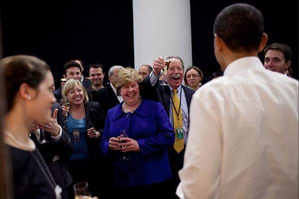 Es war Obamas erster großer Sieg - und der gehörte ordentlich gefeiert: Das Verabschieden der Gesundheitsreform Obamacare im März 2010. Die Partygäste warteten bereits am Truman Balkon auf das Eintreffen des Präsidenten.