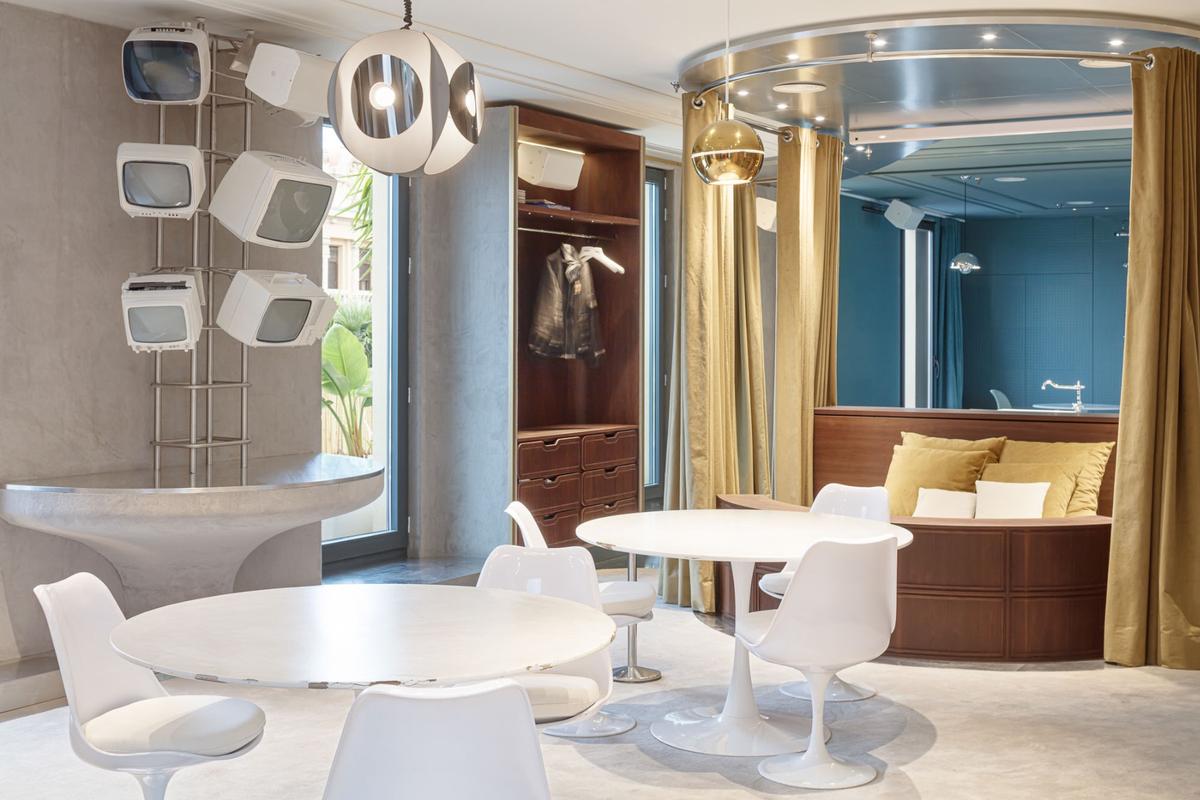 Die Atmosphäre im Restaurant changiert zwischen behaglichem Wohnflair und mondänem Restaurantsetting.