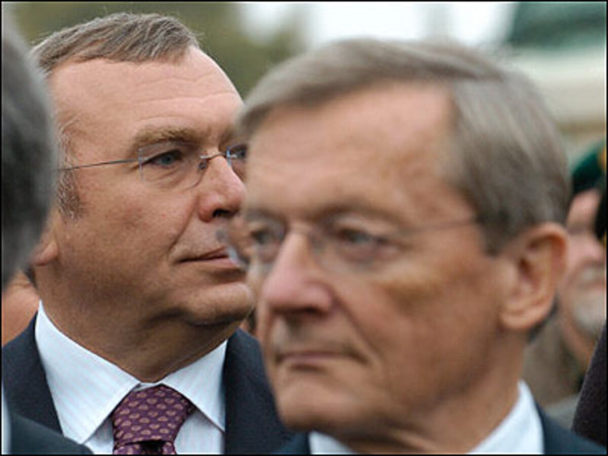 Die Parteichefs Schüssel und Gusenbauer treffen einander im Parlament zu einer wohl letzten persönlichen Unterredung vor einem endgültigen Scheitern der Verhandlungen um eine Große Koalition.