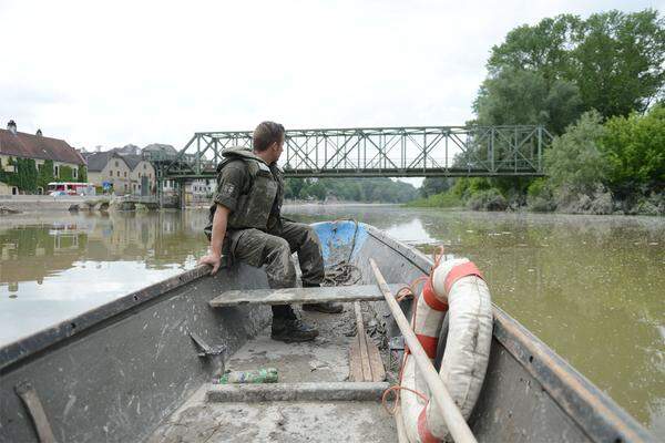 Dort, wo das Wasser in die Flussbette zurückgekehrt ist, stehen nun die Aufräumarbeiten an der Tagesordnung. Bild: Inspektion des Bundesheers am Donau-Arm in Melk vor der in die Höhe gehobenen Hubbrücke.
