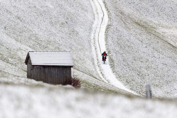 Ein Motorradfahrer am Dienstag (18. April) in Kals am Gro§glockner.