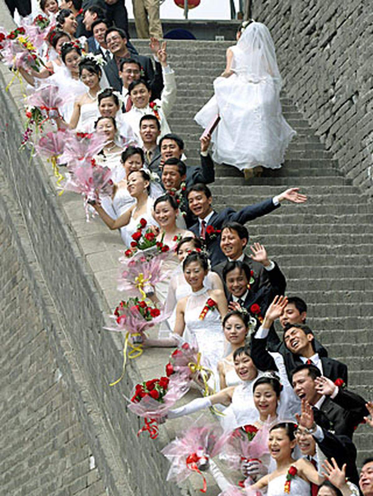 In der chinesischen Provinz Shaanxi sagten 30 Paare "ai" zueinander. Als Ort wählten sie die am besten erhaltenste Stelle der Chinesischen Mauer.