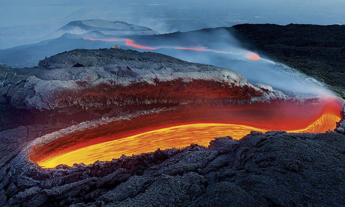 Fotograf Luciano Gaudenzio musste mehrere Stunden an der Nordseite des Vulkans Etna aufsteigen, um diesen Lavastrom zu beobachten und fotografisch festzuhalten.