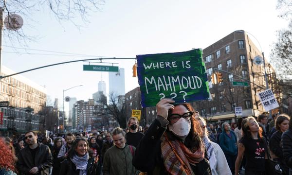 Am Montag demonstrierten New Yorker für die Freilassung von Mahmoud Khalil, einem ehemaligen Studenten der Columbia-Universität.