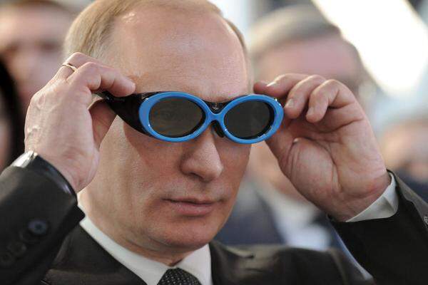 Als der damalige russische Präsident Boris Jelzin 1999 einen wenig bekannten Mann namens Wladimir Putin zum Ministerpräsidenten machte, spotteten Moskauer Zeitungen, der Neue habe "den Charme eines getrockneten Haifisches".