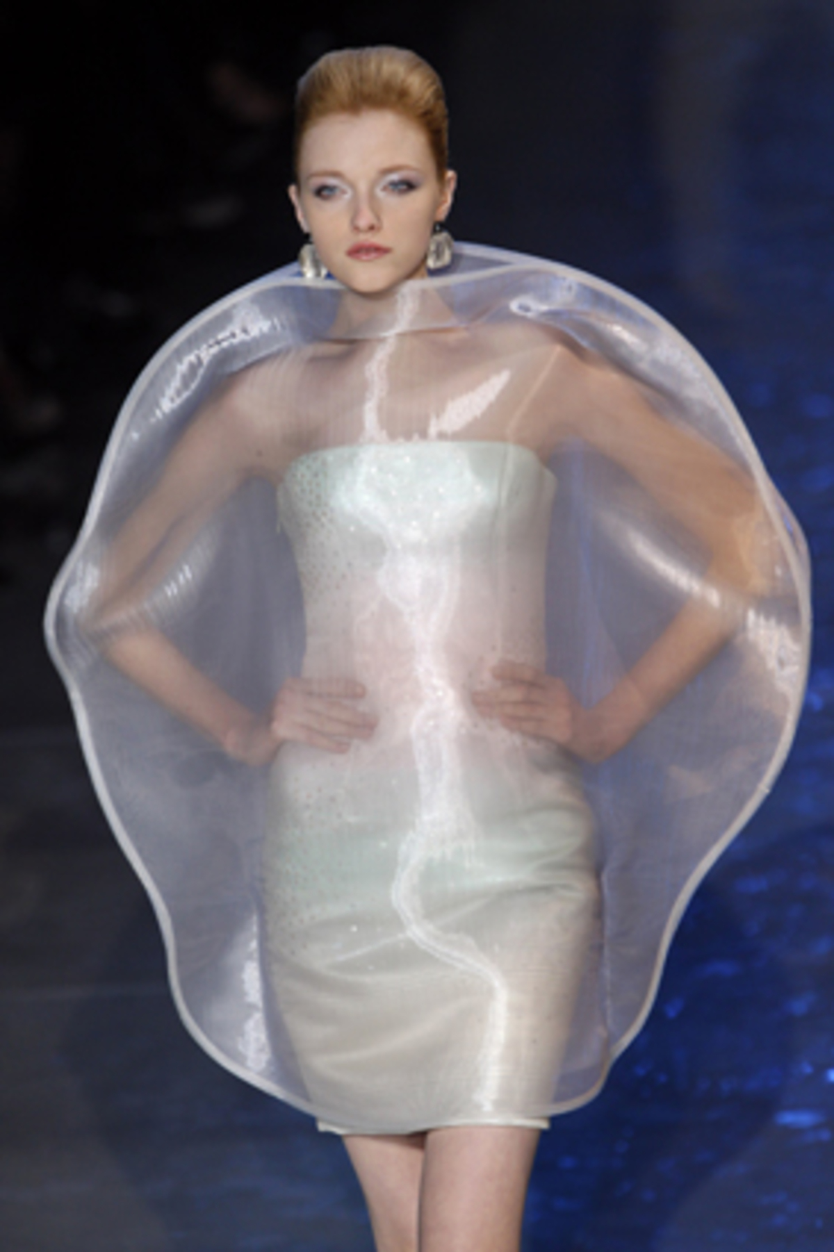 Laut Armani (im Bild) muss es nicht immer ein traditionelles langes Kleid sein. Problematisch könnte dieser blasenartige Umhang dann aber beim Ringetauschen oder beim Anschneiden der Hochzeitstorte werden. Und ob der Bräutigam erfreut ist, wenn seine Zukünftige als Riesenbakterium herumstöckelt, ist fraglich.