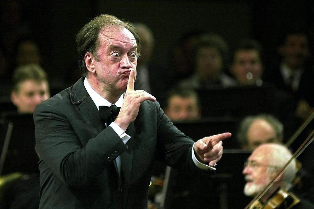 2001 und 2003 dirigierte er das Neujahrskonzert der Wiener Philharmoniker – und gab den „Sträußen“ eine klangliche Feinsinnigkeit zurück, die über die Jahrzehnte fast verloren gegangen war. Nie hatte man die Beckenschläge im Radetzkymarsch so dezent gehört. Im Bild: Neujahrskonzert 2001.