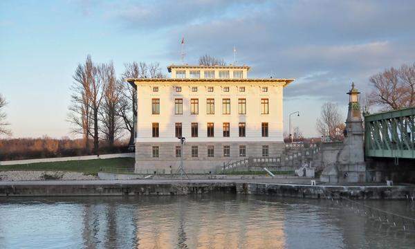 Zartgelb nur im Abendlicht: Otto Wagners Administrationsgebäude für die Donau-Regulierungs-Commission . . .