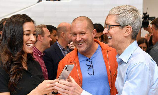 Apple-Chef Tim Cook hat mit dem neuen iPhone X seine Freude