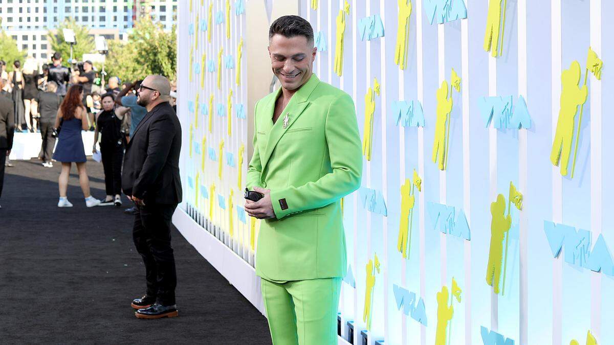 Trendfarbe: Ebenfalls im grünen Anzug war Schauspieler Colton Haynes zu sehen. Das Dior-Ensemble wird von einer Diamantbroche am Revers akzentuiert.