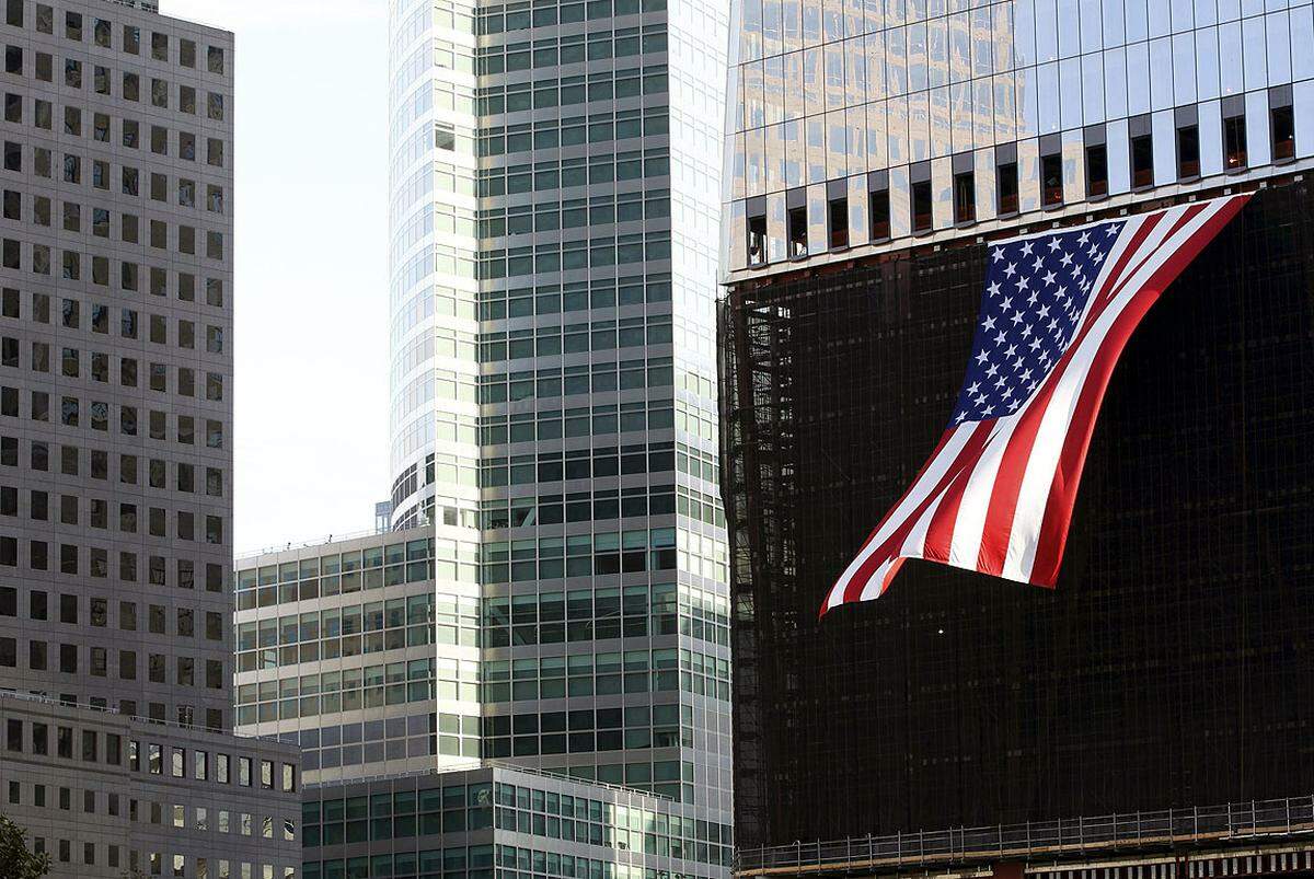 Kleine Panne: Die gut zwölf Stockwerke hohe Nationalflagge, die am neuen Hochhaus "1WTC" weht, hatte sich über Nacht in einem Baugerüst verfangen. Arbeiter befreiten die Flagge zwei Stunden vor Beginn der Zeremonie.