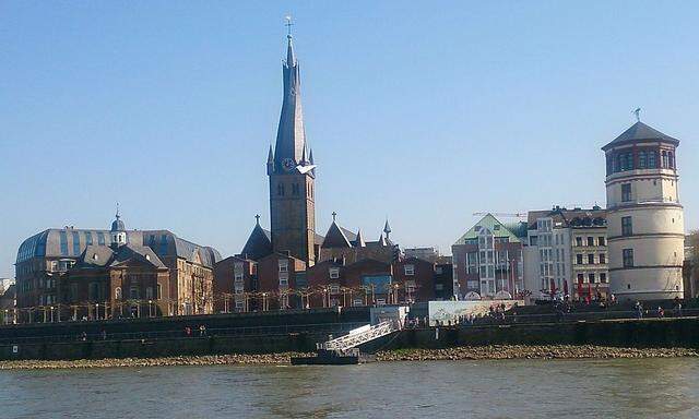 Blick über den Rhein Richtung Düsseldorf Innenstadt