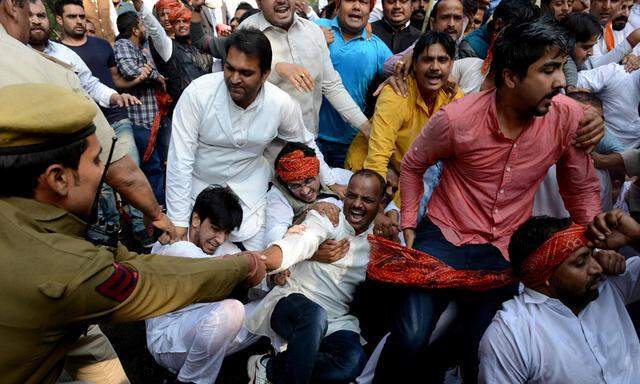 INDIA-ECONOMY-CURRENCY-PROTEST