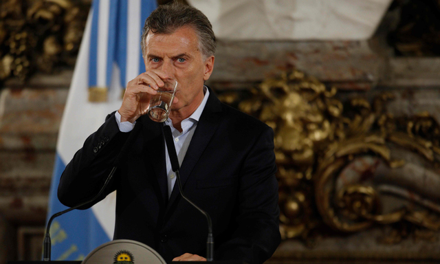 Das Glas ist nur halb voll: Präsident Mauricio Macri hat Argentiniens Wirtschaft noch nicht ganz auf Kurs gebracht.