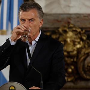Das Glas ist nur halb voll: Präsident Mauricio Macri hat Argentiniens Wirtschaft noch nicht ganz auf Kurs gebracht.
