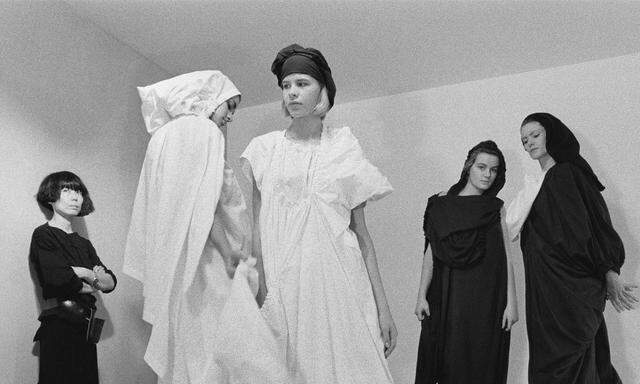 Rei Kawakubo mit Models, die Stücke von Comme des Garçons tragen, veröffentlicht in „People“, 26. Dezember 1983.