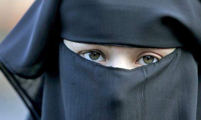 Schweiz Parlament lehnt BurkaVerbot