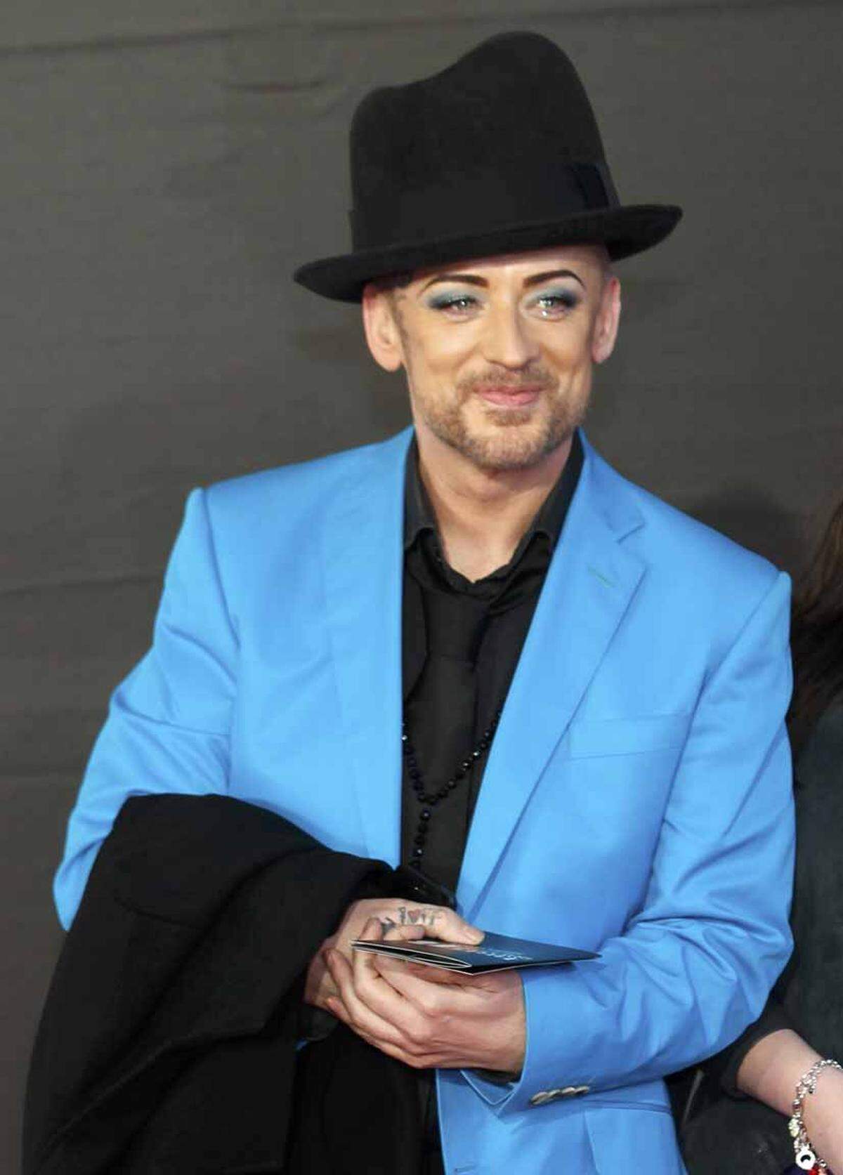 Boy George  stimmte Lidschatten und Sakko ab.