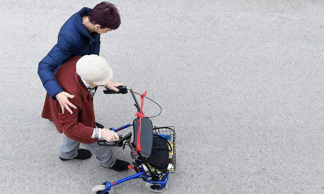 ++ THEMENBILD ++ PFLEGE / KRANKENPFLEGE / PFLEGEREGRESS / ALTENPFLEGE / GESUNDHEIT