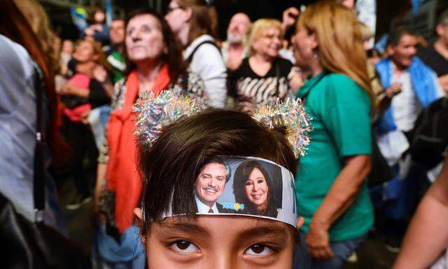 Wahlwerbung auf Kinderkopf: Alberto Fernández und seine künftige Vizepräsidentin Cristina Kirchner.