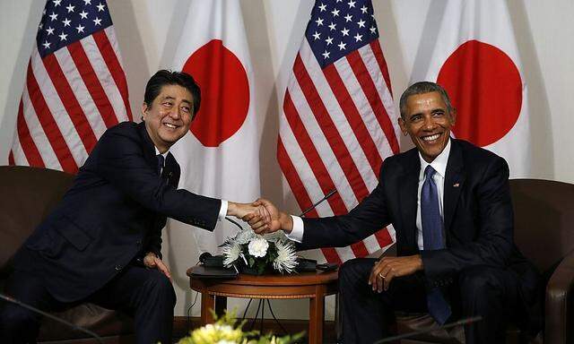 Shinzo Abe und Barack Obama treffen in Pearl Harbor zusammen.