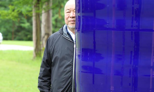 Leicht zu fassen bekommt man ihn nicht: Ai Weiwei hinter einer seiner Skulpturen in Bad Ischl.