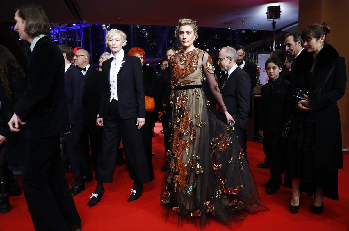 Hier ein ex­qui­sites Duett: Die androgyne Tilda Swinton in einem extravaganten Chanel-Ensemble mit Frack mit Greta Gerwig in Valentino. Swinton ist für ihre Red-Carpet-Looks abseits der gängigen Norm bekannt. Auch bei der Berlinale blieb sich die britische Schauspielerin treu. Nicht alle Stars der Berlinale entschieden sich für Statement-Shirts oder flache Schuhe. Ein paar Looks im Überblick.