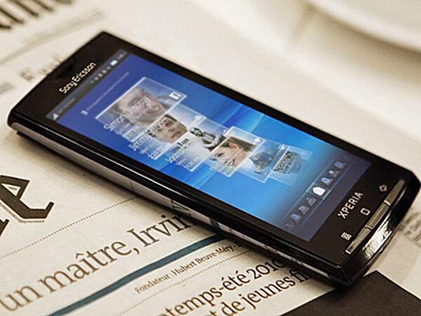 Mit dem Xperia X10 steigt der Handyproduzent Sony Ericsson in den wachsenden Markt der Google-Handys ein. Das Gerät soll im ersten Quartal 2010 erscheinen und wird mit dem linuxbasierten Android-Betriebssystem ausgeliefert. Um sich von den Geräten anderer Hersteller abzuheben, hat sich Sony Ericsson eine Oberfläche namens UX ("User eXperience") einfallen lassen. DiePresse.com konnte einen ersten Blick auf das Gerät werfen.