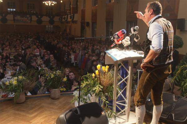 "Ein Kunstprodukt von ORF und Kronen Zeitung (...) und seine pubertäre Sekretärin - Strache über Werner Faymann und Laura Rudas."Das Einzige, was beim Faymann noch ein Minimum an Profil hat, das sind seine Winterreifen auf seiner Dienstlimousine."